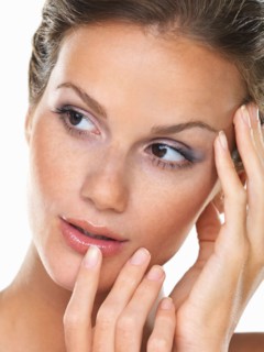 Studio portrait of beautiful brunette. Photo : momentimages