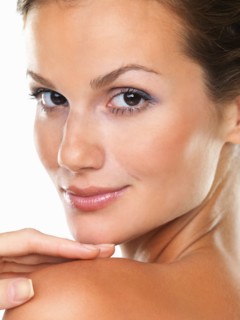 Studio portrait of beautiful brunette smiling. Photo : momentimages