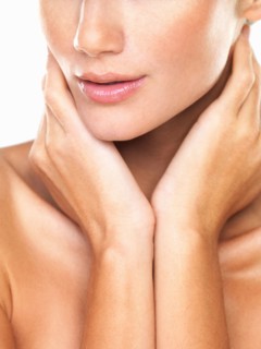 Studio portrait of beautiful woman with hands over neck. Photo : momentimages