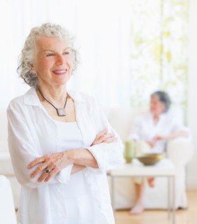Two senior women in living room. Photo : Daniel Grill