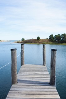 USA, Massachusetts, Pier at lake. Photo: Johannes Kroemer