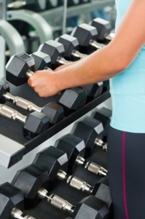 Woman lifting dumbbells.