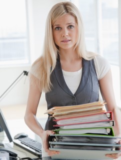 Businesswoman carrying files. Photo : Jamie Grill