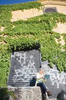 USA, Brooklyn, Williamsburg, Woman reading outside. Photo : Jamie Grill