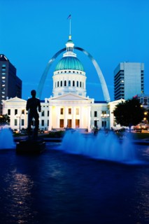 USA, Missouri, St. Louis, Fountain and courthouse at dusk. Photo : Henryk Sadura