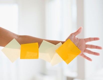 Close up of woman's hand with adhesive notes. Photo : Jamie Grill
