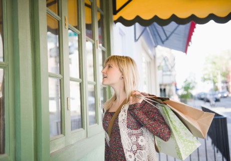 USA, Brooklyn, Williamsburg, Woman with shopping bags. Photo : Jamie Grill