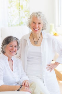 Two senior women in living room. Photo : Daniel Grill