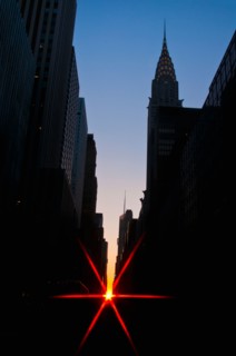 USA, New York, Manhattan, City buildings at sunset with sunbeam. Photo : Daniel Grill