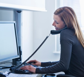 Young woman working in office. Photo : Daniel Grill
