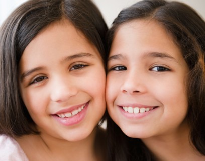 Portrait of two girl's (8-9, 10-11). Photo : Jamie Grill