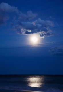 USA, New York, Queens, Rockaway Beach, Landscape with sea and moonlight at night. Photo : Jamie