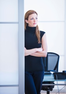 Young woman working in office. Photo : Daniel Grill
