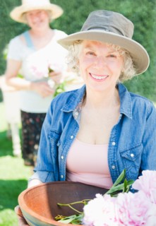 Two senior women in back yard. Photo : Daniel Grill