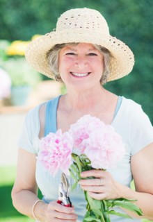Portrait of senior women in back yard. Photo : Daniel Grill