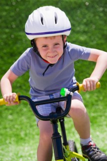 Boy (4-5) riding bike. Photo : Daniel Grill