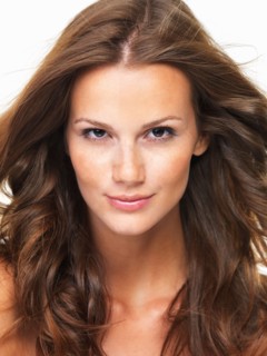 Close-up portrait of pretty woman smiling. Photo: momentimages