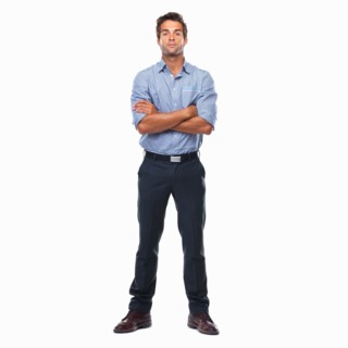 Confident business man standing with arms crossed. Photo: momentimages