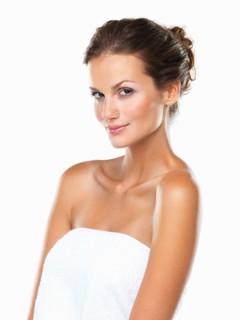 Studio portrait of beautiful woman wrapped in towel. Photo : momentimages
