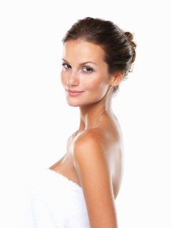 Studio portrait of beautiful woman wrapped in towel. Photo : momentimages