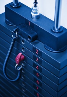 Weights on exercise machine in gym. Photo : Daniel Grill