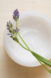 Studio shot of fresh lavender with bowl. Photo : Kristin Lee