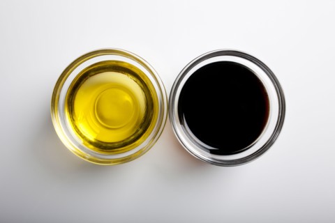 Studio shot of olive and vinegar. Photo : Winslow Productions