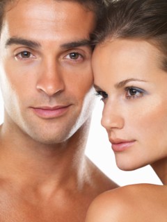 Studio portrait of young attractive couple. Photo : momentimages