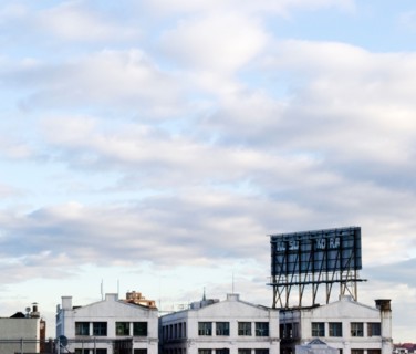 USA, New York, Brooklyn, Williamsburg, Houses against cloudy sky. Photo: Jamie Grill