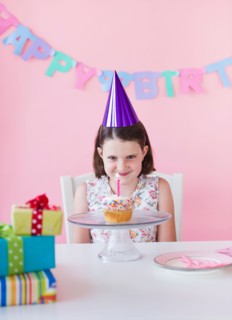 Portrait of girl (6-7) celebrating birthday. Photo : Daniel Grill