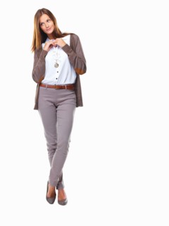Business woman posing with legs crossed. Photo : momentimages