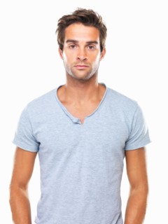 Studio portrait of angry young man flaring nostrils. Photo : momentimages