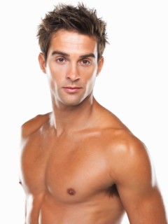 Studio portrait of young muscular man. Photo : momentimages
