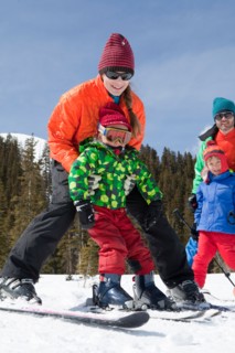 USA, Colorado, Telluride, Family skiing together. Photo : db2stock