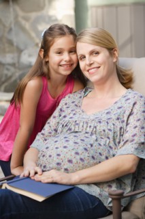 Portrait of pregnant mother with daughter (6-7) . Photo : Rob Lewine