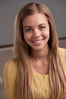 Portrait of teenage girl (16-17) . Photo : Rob Lewine