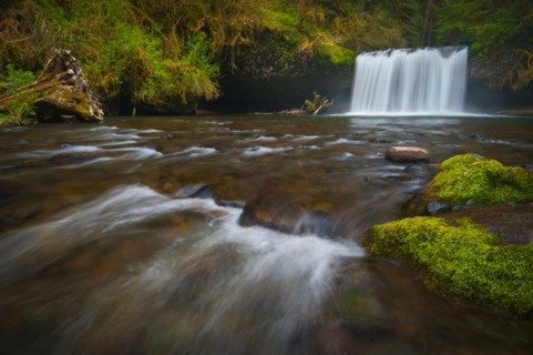 USA, Oregon, Scenic view of Upper Butte Creek Falls. Photo : Gary J Weathers