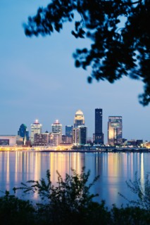 USA, Kentucky, Louisville, Skyline at dusk. Photo : Henryk Sadura