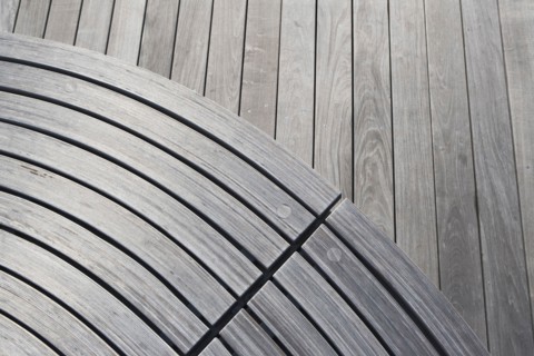 USA, New York State, New York City, Wooden park bench. Photo: fotog