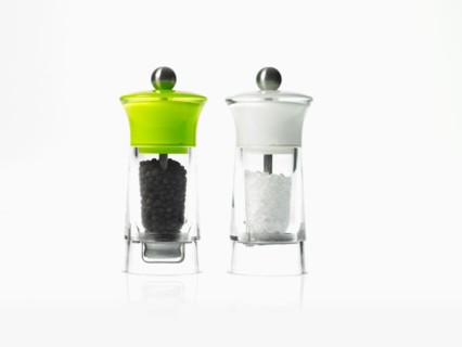 Studio shot of salt and pepper grinders. Photo : David Arky