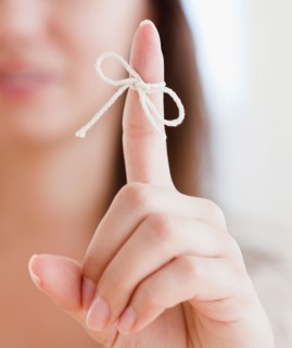 Close up of woman's finger with tied knot. Photo : Jamie Grill