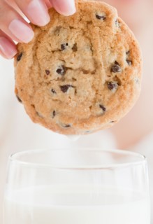 Close up of woman's hand holding cookie. Photo : Jamie Grill