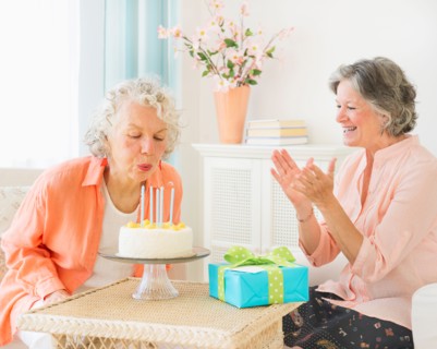 Two senior women celebrating birthday. Photo : Daniel Grill