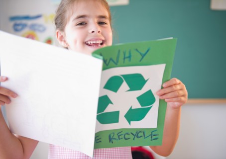Portrait of schoolgirl ( 6-7) presenting environmental knowledge. Photo : Jamie Grill