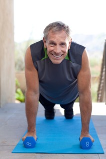 Portrait of senior man doing push-ups. Photo : db2stock