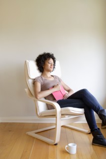 Young woman napping in armchair. Photo : Rob Lewine