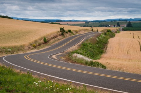 USA, Oregon, Marion County, Rural road. Photo : Gary J Weathers