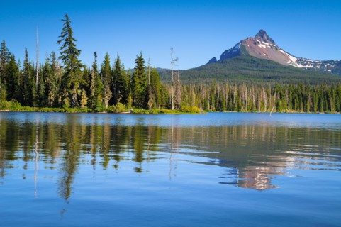 USA, Oregon, Big Lake and Mt. Washington. Photo : Gary J Weathers