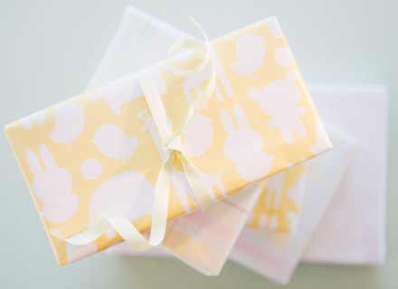 Gift boxes wrapped in pastel colored paper. Photo : Daniel Grill