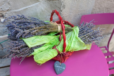 Lavender in bundles on table. Photo: Jan Scherders